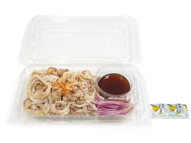 セブンイレブンの冷たいまま食べる もつのネギ柚子ぽん酢を比較する。税込価格：430円、カロリー：105kcal、1円あたりカロリー：0.24kcal/円、たんぱく質：15.7g、1円あたりたんぱく質：0.04g/円、脂質：2.1g、炭水化物：6.6g、糖質：5.1g、食物繊維：1.5g、食塩相当量：1.6g。豚ガツと玉葱、紫玉葱、青葱を組み合わせ、柚子ぽん酢でさっぱりと食べられる冷惣菜です。アレルギー：小麦。