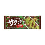 ファミリーマートの明治 ザクット 抹茶を比較する。税込価格：184円。チョコとザクザク食感のチョコクッキーを抹茶アイスにマーブル状に混ぜ込んだアイスバーです。「ザクット」かじって、抹茶とチョコの味わいと食感をお楽しみください。 ［ファミリーマート限定・数量限定］。