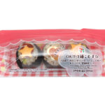セブンイレブンのＯＫ！！３種こむすびを比較する。税込価格：297円、カロリー：186kcal、たんぱく質：4.8g、脂質：2.6g、炭水化物：37.6g、糖質：34.1g、食物繊維：3.5g、食塩相当量：1.4g。広島菜ちりめん、ハムたまご、コーンバター醤油の３種をひと口サイズのおむすびに仕立てて詰合せました。アレルギー：卵、乳、小麦。