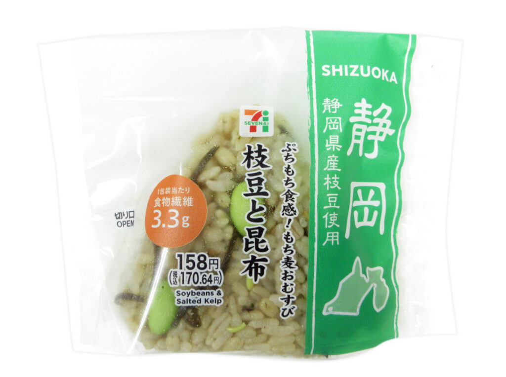 セブンイレブンのもち麦おむすび 静岡県産枝豆と昆布を比較する。税込価格：171円、カロリー：163kcal、1円あたりカロリー：0.96kcal/円、たんぱく質：4.1g、1円あたりたんぱく質：0.02g/円、脂質：1.2g、炭水化物：35.7g、糖質：32.4g、食物繊維：3.3g、食塩相当量：1.6g。プチプチした食感のもち麦と、新鮮な静岡県産の枝豆，昆布を混ぜ込んだおむすびです。アレルギー：卵、小麦。