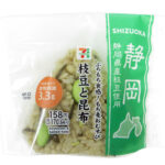 セブンイレブンのもち麦おむすび 静岡県産枝豆と昆布を比較する。税込価格：171円、カロリー：163kcal、1円あたりカロリー：0.96kcal/円、たんぱく質：4.1g、1円あたりたんぱく質：0.02g/円、脂質：1.2g、炭水化物：35.7g、糖質：32.4g、食物繊維：3.3g、食塩相当量：1.6g。プチプチした食感のもち麦と、新鮮な静岡県産の枝豆，昆布を混ぜ込んだおむすびです。アレルギー：卵、小麦。