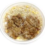 セブンイレブンの山賊焼＆チャーハンを比較する。税込価格：745円、カロリー：861kcal、1円あたりカロリー：1.16kcal/円、たんぱく質：31.1g、1円あたりたんぱく質：0.04g/円、脂質：35g、炭水化物：106.4g、糖質：104.3g、食物繊維：2.1g、食塩相当量：5.7g。山賊焼とチャーハンを組み合わせた、１食で満足できるお弁当です。山賊焼の特徴である粉吹きのある見た目と、にんにくの香りをお楽しみください。アレルギー：卵、乳、小麦。