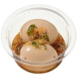 セブンイレブンのやみつき香味ダレのとろっと韓国風煮たまごを比較する。税込価格：354円、カロリー：148kcal、1円あたりカロリー：0.42kcal/円、たんぱく質：12.2g、1円あたりたんぱく質：0.03g/円、脂質：8.6g、炭水化物：5.8g、糖質：5.1g、食物繊維：0.7g、食塩相当量：1.8g。醤油に胡麻油、ねぎ油、オイスターソースを加えた辛味のある香味ダレをかけた煮玉子です。とろっとした玉子と香味ダレでやみつき感のある味わいに仕上げています。アレルギー：卵、小麦。