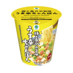 ファミリーマートの豚と魚介の旨味うま辛ちゃんぽんを比較する。税込価格：213円。ポークをベースに魚介の旨みを加え、唐辛子の辛さを加えたうま辛ちゃんぽんスープです。ガーリックやペッパーをアクセントに、香ばしい風味を加えることで、飽きのこない味わいに仕上げました。