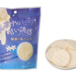 セブンイレブンの岩塚 真夜中の甘い誘惑 塩バニラ風味を比較する。税込価格：149円。アレルギー：卵、乳、小麦。