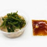セブンイレブンの大葉を味わうしそ海老 水餃子とよかわ大葉使用を比較する。税込価格：300円、カロリー：125kcal、1円あたりカロリー：0.42kcal/円、たんぱく質：8.7g、1円あたりたんぱく質：0.03g/円、脂質：3.1g、炭水化物：16.4g、糖質：14.8g、食物繊維：1.6g、食塩相当量：1.7g。風味の良い大葉を餃子の中具、ポン酢に使用し、大葉の香りとさっぱりとした味わいが特長の海老水餃子です。アレルギー：卵、乳、小麦、えび、かに。