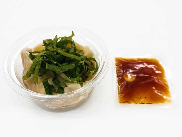 セブンイレブンの大葉を味わうしそ海老 水餃子とよかわ大葉使用を比較する。税込価格：300円、カロリー：125kcal、1円あたりカロリー：0.42kcal/円、たんぱく質：8.7g、1円あたりたんぱく質：0.03g/円、脂質：3.1g、炭水化物：16.4g、糖質：14.8g、食物繊維：1.6g、食塩相当量：1.7g。風味の良い大葉を餃子の中具、ポン酢に使用し、大葉の香りとさっぱりとした味わいが特長の海老水餃子です。アレルギー：卵、乳、小麦、えび、かに。
