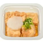 セブンイレブンのおろしとねぎの揚げだし豆腐を比較する。税込価格：397円、カロリー：233kcal、1円あたりカロリー：0.59kcal/円、たんぱく質：14.9g、1円あたりたんぱく質：0.04g/円、脂質：15.7g、炭水化物：9.4g、糖質：6.6g、食物繊維：2.8g、食塩相当量：1.2g。かつお出汁の旨みをしっかり効かせた揚げだし豆腐です。アレルギー：卵、小麦。