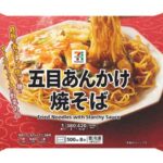 セブンイレブンの７プレミアム 五目あんかけ焼そばを比較する。税込価格：430円、カロリー：420kcal、たんぱく質：14.1g、脂質：12.2g、炭水化物：65.3g、糖質：61.5g、食物繊維：3.8g、食塩相当量：3.8g。鉄板で香ばしく焼いた麺とオイスターソースの野菜あんが味わえる五目あんかけ焼そばです。アレルギー：卵、乳、小麦。