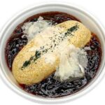セブンイレブンのふわとろ玉子のデミチーズオムライスを比較する。税込価格：680円、カロリー：714kcal、たんぱく質：18.7g、脂質：30.7g、炭水化物：91.7g、糖質：89.8g、食物繊維：1.9g、食塩相当量：6g。コクのあるデミグラスソースのオムライスです。オムレツは一つずつ丁寧に焼き上げ、ふわとろ食感に仕上げています。アレルギー：卵、乳、小麦。