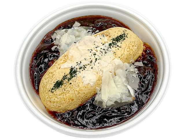 セブンイレブンのふわとろ玉子のデミチーズオムライスを比較する。税込価格：680円、カロリー：714kcal、たんぱく質：18.7g、脂質：30.7g、炭水化物：91.7g、糖質：89.8g、食物繊維：1.9g、食塩相当量：6g。コクのあるデミグラスソースのオムライスです。オムレツは一つずつ丁寧に焼き上げ、ふわとろ食感に仕上げています。アレルギー：卵、乳、小麦。
