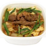 セブンイレブンの鉄鍋炒めのピリ辛もつ味噌炒め丼を比較する。税込価格：538円、カロリー：521kcal、1円あたりカロリー：0.97kcal/円、たんぱく質：13.1g、1円あたりたんぱく質：0.02g/円、脂質：10.9g、炭水化物：94.4g、糖質：91g、食物繊維：3.4g、食塩相当量：2.1g。香ばしく炒めた豚もつとシャキシャキとした食感の良い野菜炒めを、仙台味噌をベースにしたピリ辛の味噌だれで味付けした、御飯が進む丼ぶりです。アレルギー：乳、小麦。