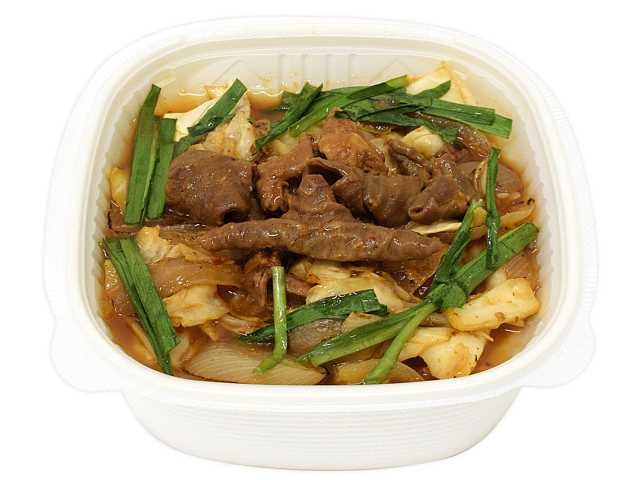 セブンイレブンの鉄鍋炒めのピリ辛もつ味噌炒め丼を比較する。税込価格：538円、カロリー：521kcal、1円あたりカロリー：0.97kcal/円、たんぱく質：13.1g、1円あたりたんぱく質：0.02g/円、脂質：10.9g、炭水化物：94.4g、糖質：91g、食物繊維：3.4g、食塩相当量：2.1g。香ばしく炒めた豚もつとシャキシャキとした食感の良い野菜炒めを、仙台味噌をベースにしたピリ辛の味噌だれで味付けした、御飯が進む丼ぶりです。アレルギー：乳、小麦。