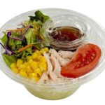 セブンイレブンの蒸し鶏と彩り野菜のラーメンサラダを比較する。税込価格：365円、カロリー：280kcal、たんぱく質：9.2g、脂質：2g、炭水化物：57.4g、糖質：55.1g、食物繊維：2.3g、食塩相当量：2.3g。蒸し鶏と彩りよく盛り付けた野菜を、和風玉葱ドレッシングをかけて一緒にお召し上がりいただくラーメンサラダです。アレルギー：卵、乳、小麦。