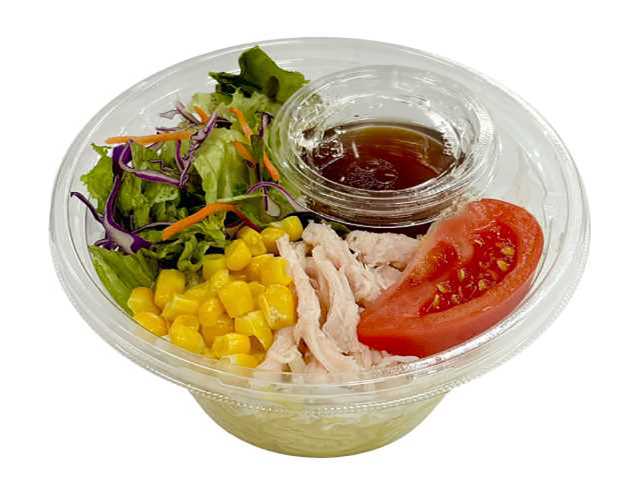 セブンイレブンの蒸し鶏と彩り野菜のラーメンサラダを比較する。税込価格：365円、カロリー：280kcal、たんぱく質：9.2g、脂質：2g、炭水化物：57.4g、糖質：55.1g、食物繊維：2.3g、食塩相当量：2.3g。蒸し鶏と彩りよく盛り付けた野菜を、和風玉葱ドレッシングをかけて一緒にお召し上がりいただくラーメンサラダです。アレルギー：卵、乳、小麦。