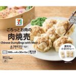 セブンイレブンの７プレミアム 肉焼売を比較する。税込価格：322円、カロリー：317kcal、1円あたりカロリー：0.98kcal/円、たんぱく質：18.4g、1円あたりたんぱく質：0.06g/円、脂質：14.9g、炭水化物：28.6g、糖質：26.1g、食物繊維：2.5g、食塩相当量：2.7g。食卓のおかずにも、お弁当のおかずにも使える袋惣菜。肉のごろっと感が特長の肉焼売（３個入り）です。アレルギー：小麦。