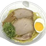 セブンイレブンの冷かけ醤油ラーメンを比較する。税込価格：583円、カロリー：441kcal、たんぱく質：23.2g、脂質：11.6g、炭水化物：63.4g、糖質：58.7g、食物繊維：4.7g、食塩相当量：7g。冷たい醤油スープに、つるみのある麺を合わせた、さっぱり食べられる冷製醤油ラーメンです。アレルギー：卵、乳、小麦。