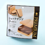 ファミリーマートのショコラサンドクッキーを比較する。税込価格：328円。贅沢な厚さのやわらかい食感のチョコレートをバター香るクッキーでサンドしました。