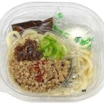 セブンイレブンの温玉と山椒ちりめんのピリ辛冷しまぜうどんを比較する。税込価格：594円、カロリー：523kcal、たんぱく質：19.7g、脂質：11.1g、炭水化物：88.2g、糖質：83.9g、食物繊維：4.3g、食塩相当量：3.6g。山椒ちりめん，温泉玉子，ピリ辛な味付けの挽肉椎茸炒めを一緒に混ぜてたべる冷たいうどんです。アレルギー：卵、小麦。