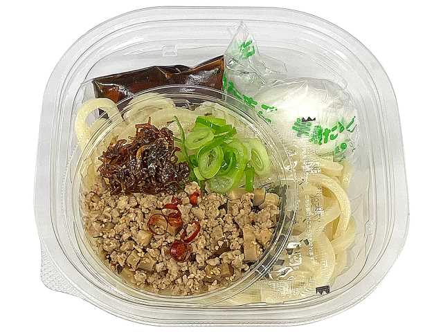 セブンイレブンの温玉と山椒ちりめんのピリ辛冷しまぜうどんを比較する。税込価格：594円、カロリー：523kcal、たんぱく質：19.7g、脂質：11.1g、炭水化物：88.2g、糖質：83.9g、食物繊維：4.3g、食塩相当量：3.6g。山椒ちりめん，温泉玉子，ピリ辛な味付けの挽肉椎茸炒めを一緒に混ぜてたべる冷たいうどんです。アレルギー：卵、小麦。