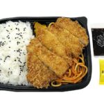 セブンイレブンの豚ロースとんかつ弁当を比較する。税込価格：754円、カロリー：941kcal、1円あたりカロリー：1.25kcal/円、たんぱく質：28.2g、1円あたりたんぱく質：0.04g/円、脂質：37.4g、炭水化物：124.4g、糖質：121.6g、食物繊維：2.8g、食塩相当量：4.5g。厚く切った豚ロース肉を使用したとんかつ弁当です。アレルギー：卵、乳、小麦。