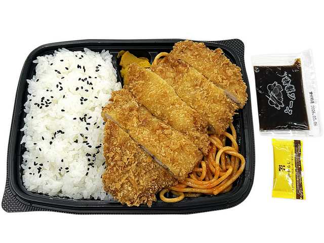 セブンイレブンの豚ロースとんかつ弁当を比較する。税込価格：754円、カロリー：941kcal、1円あたりカロリー：1.25kcal/円、たんぱく質：28.2g、1円あたりたんぱく質：0.04g/円、脂質：37.4g、炭水化物：124.4g、糖質：121.6g、食物繊維：2.8g、食塩相当量：4.5g。厚く切った豚ロース肉を使用したとんかつ弁当です。アレルギー：卵、乳、小麦。