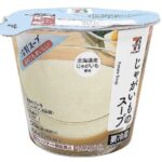 セブンイレブンの７プレミアムじゃがいものスープを比較する。税込価格：289円、カロリー：129kcal、1円あたりカロリー：0.45kcal/円、たんぱく質：3.7g、1円あたりたんぱく質：0.01g/円、脂質：8.5g、炭水化物：10.1g、糖質：8.5g、食物繊維：1.6g、食塩相当量：2g。北海道産じゃがいもを使用し、クリームのコクを加えたじゃがいものスープです。アレルギー：乳。