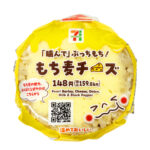 セブンイレブンの「噛んで」ぷっちもち！もち麦チーズおむすびを比較する。税込価格：160円、カロリー：221kcal、たんぱく質：5.8g、脂質：4.8g、炭水化物：40.9g、糖質：36.3g、食物繊維：4.6g、食塩相当量：1.5g。ぷちぷちと食感のよいもち麦入りご飯と、２種類のチーズを使用した濃厚なチーズソースと合わせて食べる商品です。アレルギー：乳、小麦。