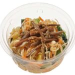 セブンイレブンのごま油香る シャキシャキナムルを比較する。税込価格：257円、カロリー：102kcal、1円あたりカロリー：0.40kcal/円、たんぱく質：4.2g、1円あたりたんぱく質：0.02g/円、脂質：8g、炭水化物：4.9g、糖質：1.9g、食物繊維：3g、食塩相当量：1.6g。豆もやし、小松菜、人参、ぜんまいを使用し、シャキシャキとした野菜の食感やごま油の風味も楽しめるおつまみにもおかずにもなるナムルです。アレルギー：小麦。