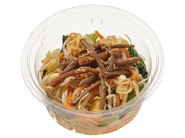 セブンイレブンのごま油香る シャキシャキナムルを比較する。税込価格：257円、カロリー：102kcal、1円あたりカロリー：0.40kcal/円、たんぱく質：4.2g、1円あたりたんぱく質：0.02g/円、脂質：8g、炭水化物：4.9g、糖質：1.9g、食物繊維：3g、食塩相当量：1.6g。豆もやし、小松菜、人参、ぜんまいを使用し、シャキシャキとした野菜の食感やごま油の風味も楽しめるおつまみにもおかずにもなるナムルです。アレルギー：小麦。