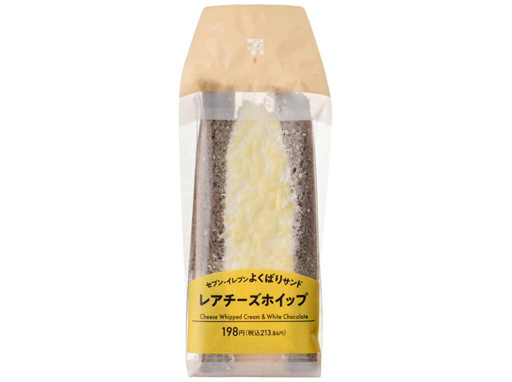 セブンイレブンのよくばりサンド レアチーズホイップを比較する。税込価格：214円、カロリー：303kcal、1円あたりカロリー：1.42kcal/円、たんぱく質：3.4g、1円あたりたんぱく質：0.02g/円、脂質：22.5g、炭水化物：22g、糖質：21.2g、食物繊維：0.8g、食塩相当量：0.4g。１組でほど良い満足感が得られるデザートサンドです。断面にはホワイトチョコフレークをトッピングすることで、食感とインパクトのある見た目が特長です。アレルギー：卵、乳、小麦。