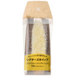 セブンイレブンのよくばりサンド レアチーズホイップを比較する。税込価格：214円、カロリー：303kcal、1円あたりカロリー：1.42kcal/円、たんぱく質：3.4g、1円あたりたんぱく質：0.02g/円、脂質：22.5g、炭水化物：22g、糖質：21.2g、食物繊維：0.8g、食塩相当量：0.4g。１組でほど良い満足感が得られるデザートサンドです。断面にはホワイトチョコフレークをトッピングすることで、食感とインパクトのある見た目が特長です。アレルギー：卵、乳、小麦。