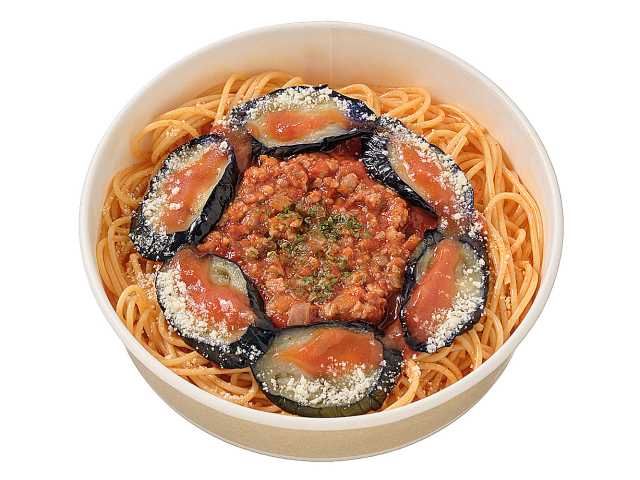 セブンイレブンのナスと挽肉のピリ辛トマトソースパスタを比較する。税込価格：626円、カロリー：539kcal、たんぱく質：19.6g、脂質：20g、炭水化物：73.8g、糖質：66.5g、食物繊維：7.3g、食塩相当量：4.4g。旬のナスを素揚げにして盛り付けた、ピリ辛な味わいのトマトソースパスタです。アレルギー：乳、小麦。