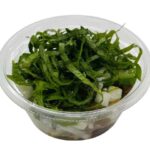 セブンイレブンの大葉を味わうねばねば サラダとよかわ大葉使用を比較する。税込価格：322円、カロリー：47kcal、1円あたりカロリー：0.15kcal/円、たんぱく質：1.9g、1円あたりたんぱく質：0.01g/円、脂質：0.5g、炭水化物：9.8g、糖質：7.5g、食物繊維：2.3g、食塩相当量：1.6g。風味の良い大葉とネバネバ食材（長芋、オクラ、なめこ、めかぶ）と大根を大葉入りのだしジュレでさっぱりと食べるサラダです。アレルギー：小麦。
