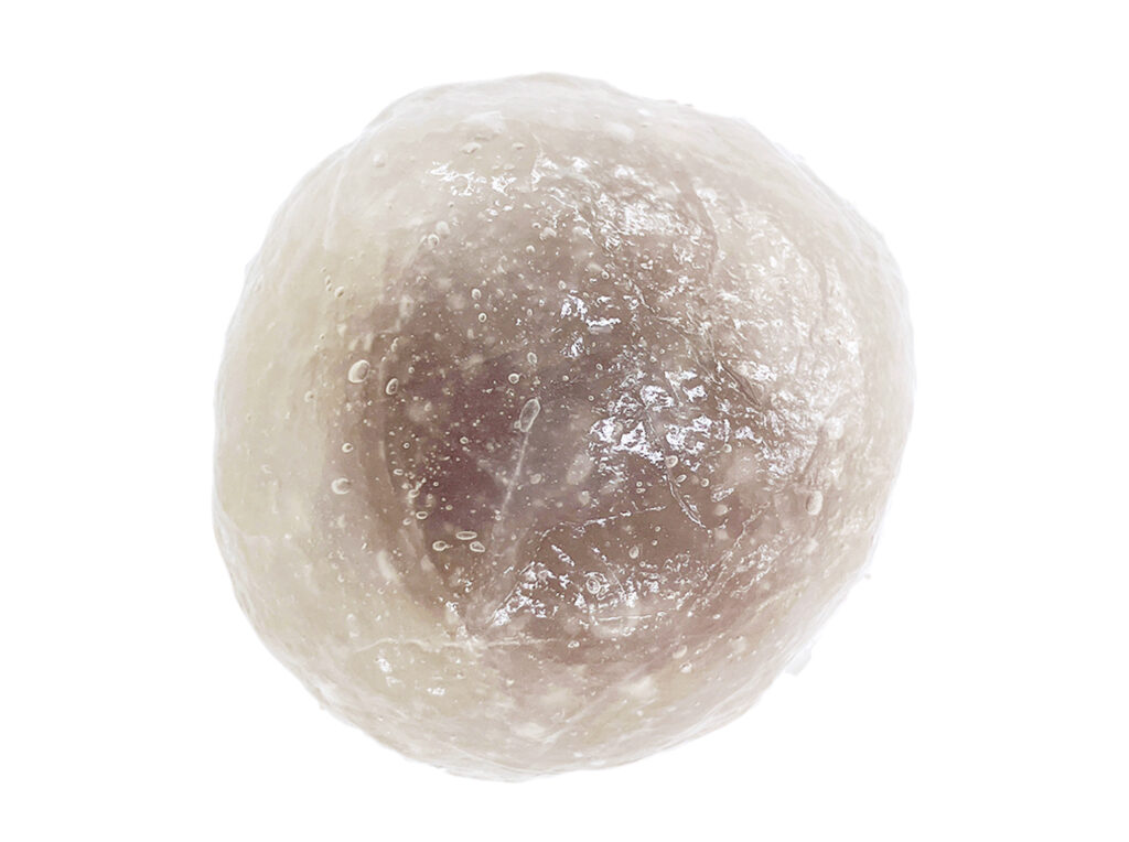セブンイレブンのぷるもち水まんじゅう こしあんを比較する。税込価格：181円、カロリー：135kcal、1円あたりカロリー：0.74kcal/円、たんぱく質：1.5g、1円あたりたんぱく質：0.01g/円、脂質：0.2g、炭水化物：32.3g、糖質：31.2g、食物繊維：1.1g、食塩相当量：0g。歯切れの良い食感の生地でくちどけ滑らかなこしあんを包んだ水まんじゅうです。アレルギー：小麦。