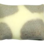 セブンイレブンのモーモークレープ 富士山ミルク使用を比較する。税込価格：268円、カロリー：232kcal、たんぱく質：3.2g、脂質：12.6g、炭水化物：26.6g、糖質：26.4g、食物繊維：0.2g、食塩相当量：0.1g。富士山ミルクを使用したミルククリームをクレープ皮で包みました。チョコクリームで牛柄に模様をつけた可愛らしい見た目のクレープです。アレルギー：卵、乳、小麦。