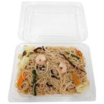 セブンイレブンの香ばし五目焼ビーフンを比較する。税込価格：430円、カロリー：319kcal、たんぱく質：5.4g、脂質：10.3g、炭水化物：53.2g、糖質：49.1g、食物繊維：4.1g、食塩相当量：2.7g。ビーフンと野菜を香ばしく炒めた五目焼ビーフンです。アレルギー：小麦、えび。