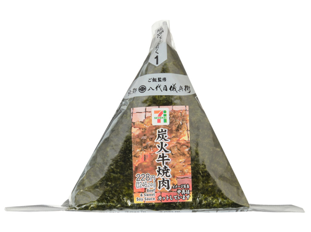 セブンイレブンの手巻おにぎり 炭火牛焼肉を比較する。税込価格：246円、カロリー：225kcal、1円あたりカロリー：0.91kcal/円、たんぱく質：5.4g、1円あたりたんぱく質：0.02g/円、脂質：4.9g、炭水化物：40.9g、糖質：38.9g、食物繊維：2g、食塩相当量：1.6g。炭火で焼いた牛焼肉を甘辛いタレで味付けしました。食べる直前にパリッとした海苔を巻いて食べる手巻おにぎりです。アレルギー：卵、小麦。