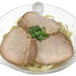 セブンイレブンのかつおだし香る冷かけ沖縄そばを比較する。税込価格：551円、カロリー：331kcal、1円あたりカロリー：0.60kcal/円、たんぱく質：17.4g、1円あたりたんぱく質：0.03g/円、脂質：3.9g、炭水化物：57.4g、糖質：55.8g、食物繊維：1.6g、食塩相当量：5.6g。昆布とかつお節からとった冷たいスープで味わう沖縄そばです。具材はロース焼豚，青ネギを盛り付けました。アレルギー：卵、乳、小麦。