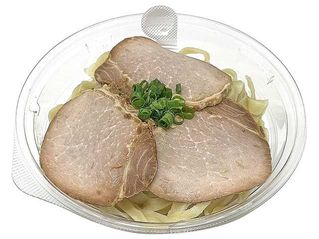 セブンイレブンのかつおだし香る冷かけ沖縄そばを比較する。税込価格：551円、カロリー：331kcal、1円あたりカロリー：0.60kcal/円、たんぱく質：17.4g、1円あたりたんぱく質：0.03g/円、脂質：3.9g、炭水化物：57.4g、糖質：55.8g、食物繊維：1.6g、食塩相当量：5.6g。昆布とかつお節からとった冷たいスープで味わう沖縄そばです。具材はロース焼豚，青ネギを盛り付けました。アレルギー：卵、乳、小麦。