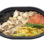 セブンイレブンのあじほぐしとおだしごはん（もち麦）を比較する。税込価格：464円、カロリー：326kcal、たんぱく質：14.6g、脂質：5.8g、炭水化物：55.8g、糖質：51.9g、食物繊維：3.9g、食塩相当量：2.1g。あじほぐしをメインに、海苔佃煮、いんげん、かき揚げ、しそふぶきの人気なおかずと風味の良いだし飯（もち麦）を組み合わせたミニ弁当です。アレルギー：卵、小麦。
