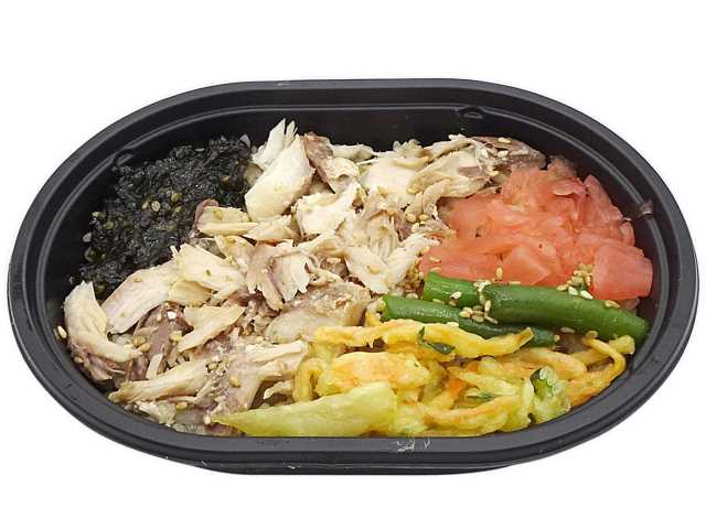 セブンイレブンのあじほぐしとおだしごはん（もち麦）を比較する。税込価格：464円、カロリー：326kcal、たんぱく質：14.6g、脂質：5.8g、炭水化物：55.8g、糖質：51.9g、食物繊維：3.9g、食塩相当量：2.1g。あじほぐしをメインに、海苔佃煮、いんげん、かき揚げ、しそふぶきの人気なおかずと風味の良いだし飯（もち麦）を組み合わせたミニ弁当です。アレルギー：卵、小麦。