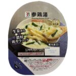 セブンイレブンの７プレミアム 参鶏湯を比較する。税込価格：322円、カロリー：265kcal、1円あたりカロリー：0.82kcal/円、たんぱく質：10.4g、1円あたりたんぱく質：0.03g/円、脂質：7.1g、炭水化物：41.9g、糖質：38.6g、食物繊維：3.3g、食塩相当量：2.1g。濃厚な鶏のうま味と生姜の香りで本格的な味わいが広がる参鶏湯です。アレルギー：なし。