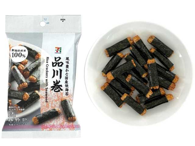 セブンイレブンの７プレミアム 品川巻を比較する。税込価格：214円、カロリー：95kcal、たんぱく質：2.6g、脂質：0.1g、炭水化物：21.3g、糖質：20.5g、食物繊維：0.8g、食塩相当量：0.6g。新潟県産のもち米を使用し、風味豊かな国産焼海苔を巻いた海苔巻きあられです。アレルギー：小麦。