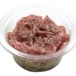 セブンイレブンのおつまみポテトサラダ 山わさびマヨネーズ入りを比較する。税込価格：257円、カロリー：325kcal、1円あたりカロリー：1.26kcal/円、たんぱく質：4.8g、1円あたりたんぱく質：0.02g/円、脂質：23.1g、炭水化物：25.2g、糖質：23.5g、食物繊維：1.7g、食塩相当量：1.5g。ソフトサラミと山わさびマヨネーズを盛り付けたおつまみにも合うポテトサラダです。アレルギー：卵、小麦。