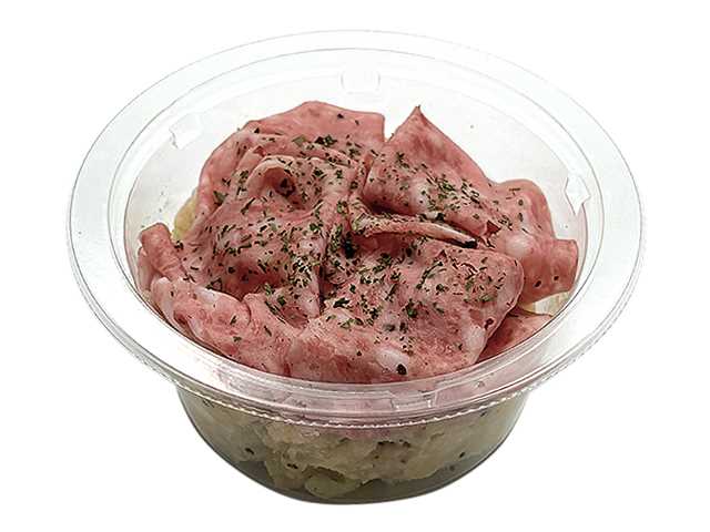 セブンイレブンのおつまみポテトサラダ 山わさびマヨネーズ入りを比較する。税込価格：257円、カロリー：325kcal、1円あたりカロリー：1.26kcal/円、たんぱく質：4.8g、1円あたりたんぱく質：0.02g/円、脂質：23.1g、炭水化物：25.2g、糖質：23.5g、食物繊維：1.7g、食塩相当量：1.5g。ソフトサラミと山わさびマヨネーズを盛り付けたおつまみにも合うポテトサラダです。アレルギー：卵、小麦。