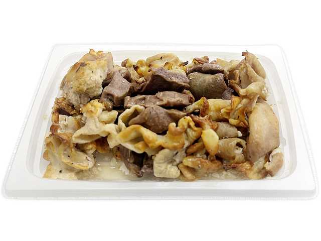セブンイレブンの炭火焼ミックスホルモン 塩を比較する。税込価格：430円、カロリー：252kcal、1円あたりカロリー：0.59kcal/円、たんぱく質：27g、1円あたりたんぱく質：0.06g/円、脂質：14.4g、炭水化物：3.6g、糖質：3.5g、食物繊維：0.1g、食塩相当量：2.2g。炭火で焼いたモツ、ガツ、ハツを組み合わせた、香ばしく食べ応えのあるおつまみです。アレルギー：小麦。