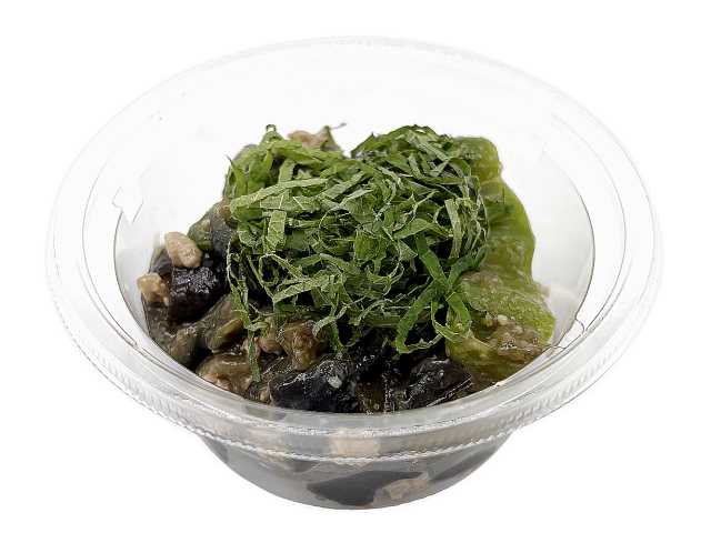 セブンイレブンのなす炒り 古川なす使用を比較する。税込価格：322円、カロリー：113kcal、1円あたりカロリー：0.35kcal/円、たんぱく質：6.8g、1円あたりたんぱく質：0.02g/円、脂質：4.4g、炭水化物：12.9g、糖質：10.3g、食物繊維：2.6g、食塩相当量：1.6g。古川なすとピーマンを味噌で炒めた、甘じょっぱい味付けのカップデリです。アレルギー：小麦。