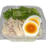 セブンイレブンの蒸し鶏と玉子のサラダを比較する。税込価格：257円、カロリー：65kcal、1円あたりカロリー：0.25kcal/円、たんぱく質：7.1g、1円あたりたんぱく質：0.03g/円、脂質：2.7g、炭水化物：3.9g、糖質：2.1g、食物繊維：1.8g、食塩相当量：0.6g。様々な野菜に鹿児島県産桜島どりの蒸し鶏や玉子を組み合わせた、彩りが良く食感を楽しめるサラダです。アレルギー：卵。