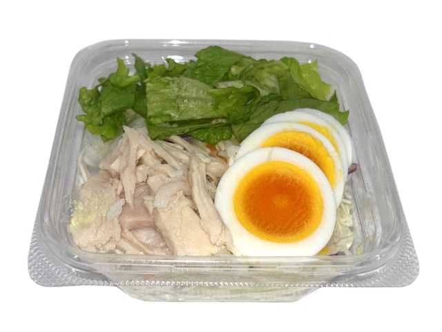 セブンイレブンの蒸し鶏と玉子のサラダを比較する。税込価格：257円、カロリー：65kcal、1円あたりカロリー：0.25kcal/円、たんぱく質：7.1g、1円あたりたんぱく質：0.03g/円、脂質：2.7g、炭水化物：3.9g、糖質：2.1g、食物繊維：1.8g、食塩相当量：0.6g。様々な野菜に鹿児島県産桜島どりの蒸し鶏や玉子を組み合わせた、彩りが良く食感を楽しめるサラダです。アレルギー：卵。